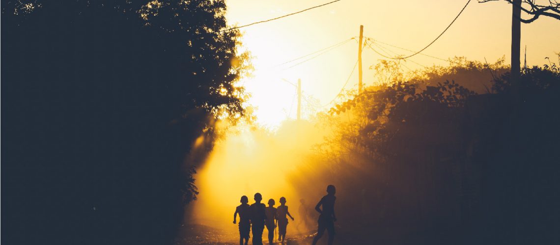ombre d'enfants dans la rue au coucher du soleil