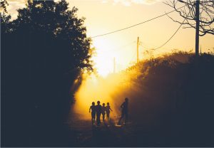ombre d'enfants dans la rue au coucher du soleil