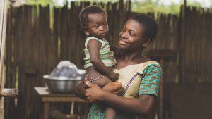 maman africaine avec son fis aux bras