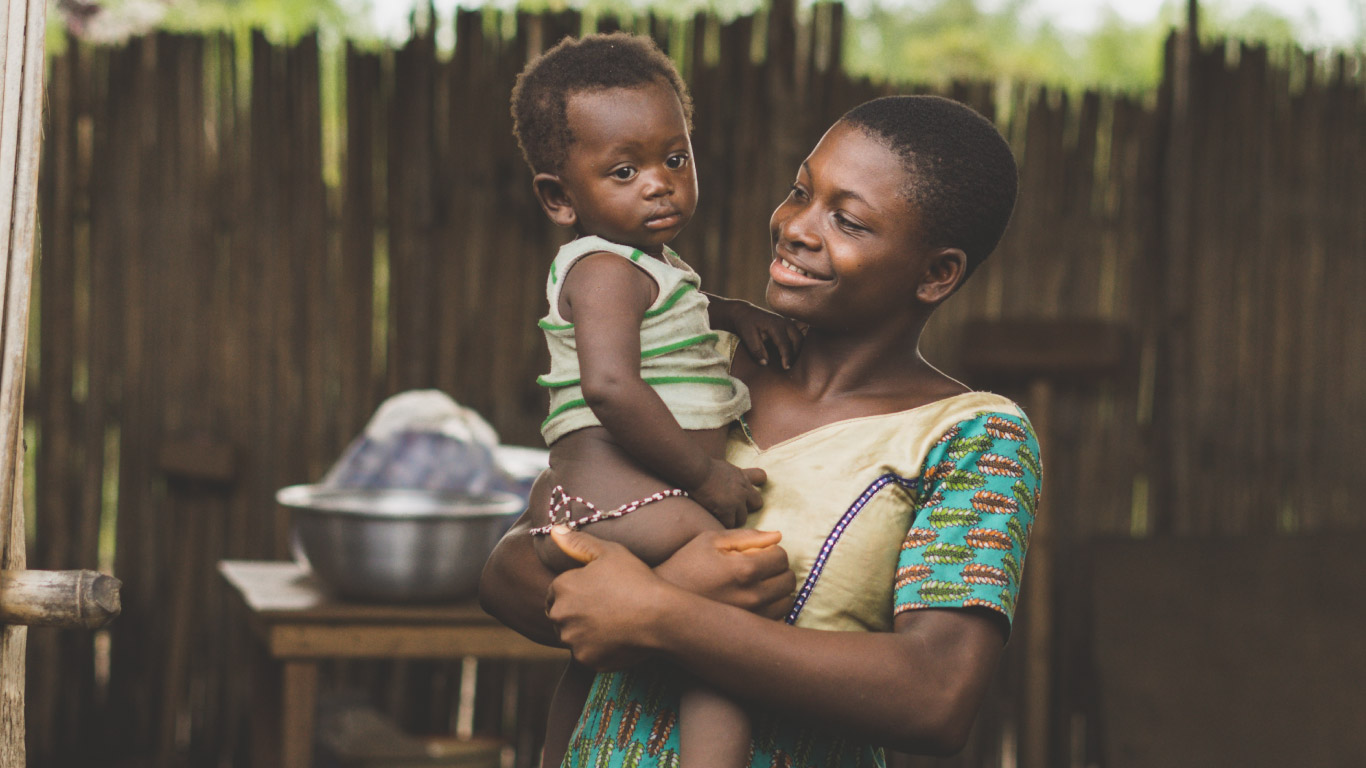 maman africaine avec son fis aux bras