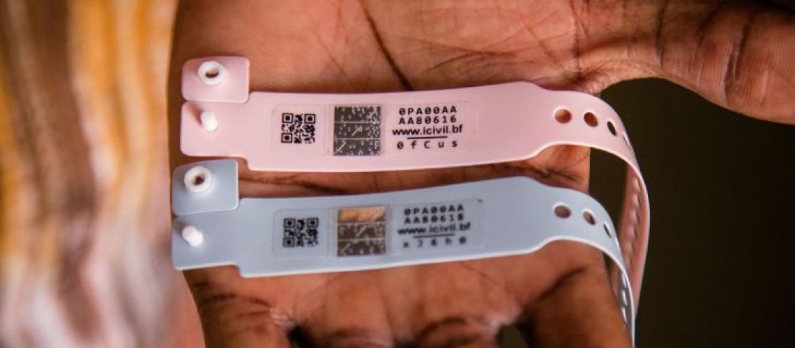 Un bracelet de naissance servant à recenser les nouveaux nés au Burkina Faso grâce au système ICivil créé par Adama Sawadogo. Cette application permet de lutter contre le phénomène des enfants fantômes, sans droits aux yeux de l'Etat.