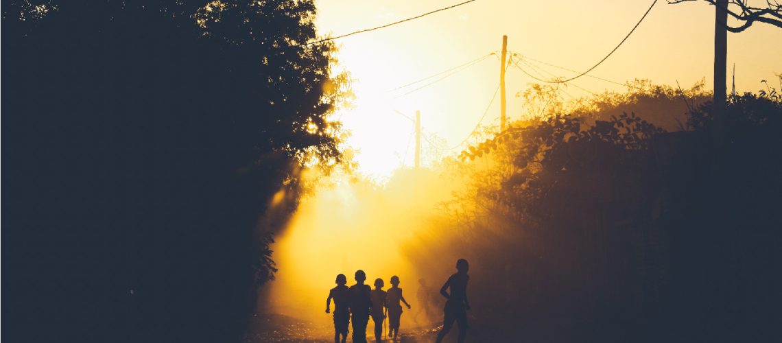 ombre d'enfants dans la rue au coucher du soleil