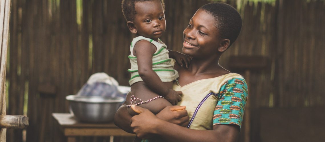 maman africaine avec son fis aux bras
